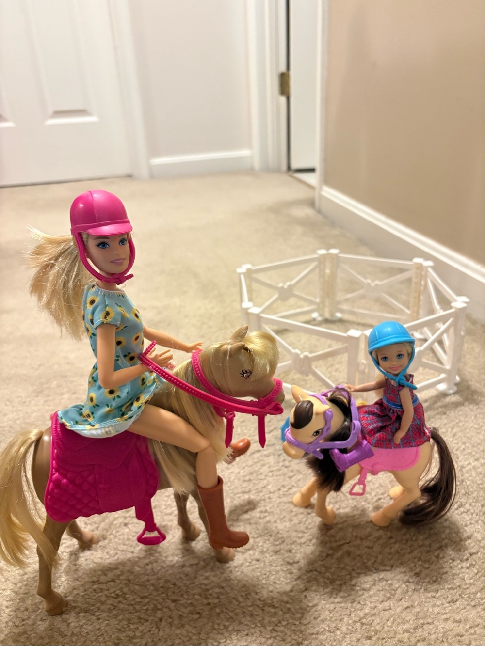 Barbie & Chelsea Dolls Horse Play set & Accessories - Picture 6 of 7